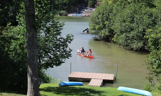 Athens Maison | Récent Cabin Lakefront Log w / belles vues de l'eau, 3-4 Br plus loft, Catskills