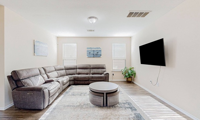 Houston Maison | Newer suburban home in Spring w/ fenced yard, great for remote work-Dogs ok