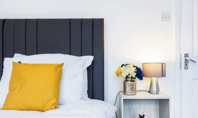 Custom House Maison | Newham Excel E16 - 2 bed 1 bath House w Parking