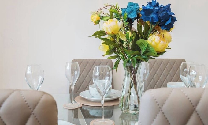 Custom House Maison | Lovely 3 Bed 1.5 Bath House nr Excel Centre wt Parking (1 Vehicle) Sleeps 8