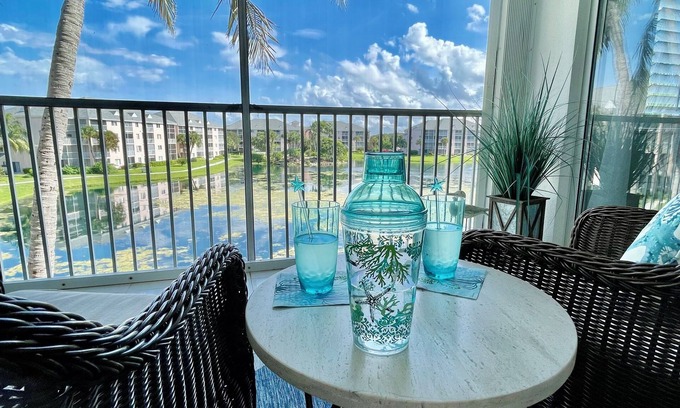 Jupiter Bay Copropriété | Newly Available Jupiter Bay Condo 3rd Floor Views of Ponds hosted by A&E Hosts!