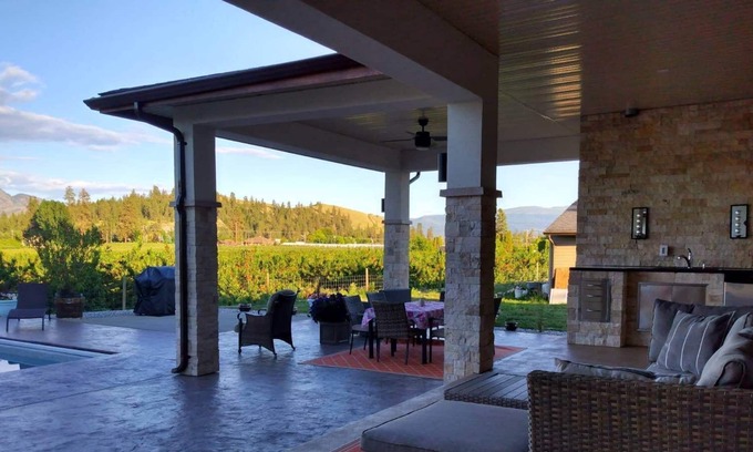 Dilworth Mountain Estates Maison | Newly built 4 bedroom / 5 Bath home with Private 40 ft. pool (Central Kelowna)