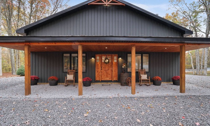 Jim Thorpe Maison | Newly Built Barndominium w/ Golf Sim, Hot Tub, Firepit, Minutes to Jim Thorpe!