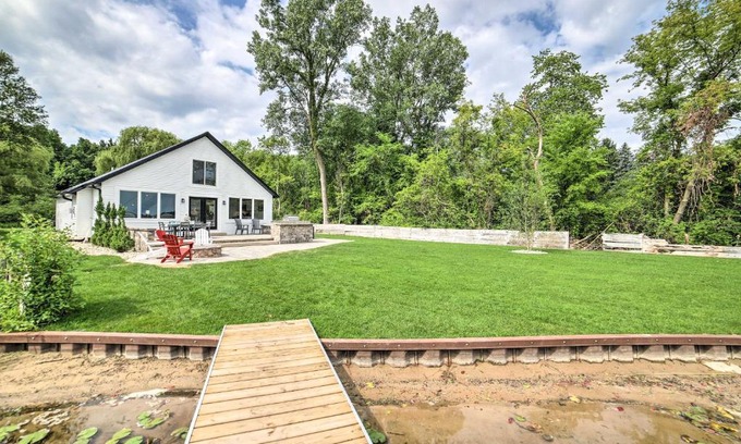 Jackson Maison | Newly Built Gilletts Lake Gem Dock and Hot Tub
