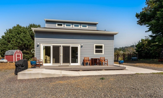 Cleone Maison | Newly built home near beach with deck, large yard, WiFi, & ping-pong - dogs OK