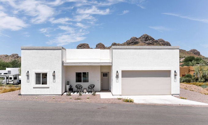 Gold Canyon Maison | Newly Built Home with Mountain Views perfect for your next Desert Escape
