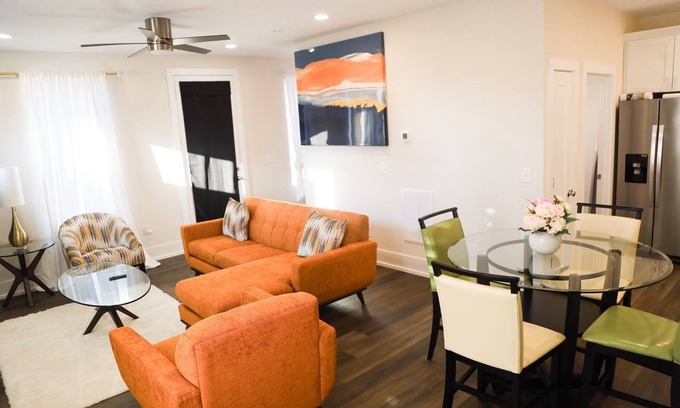 Hayes Maison | Morden Retreat: Mins from downtown, Duke, NCCU, NCSTATE, UNC,DPAC ,Bulls,Canes