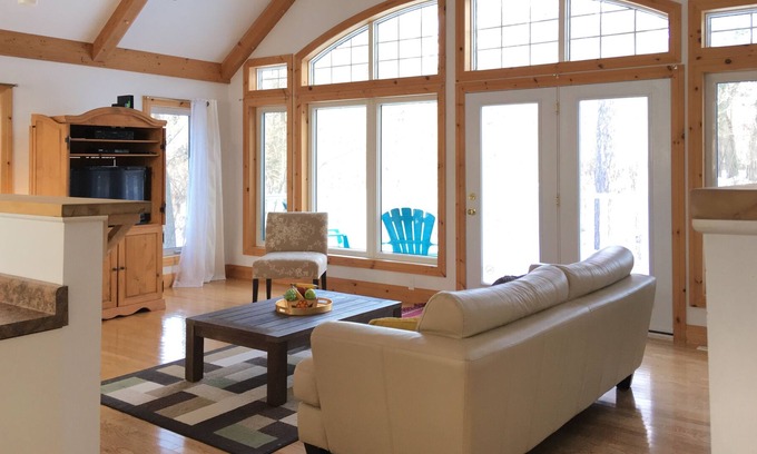 Grand Bend Maison | Newly built- Minutes from Beach and Pinery- Access to Outdoor Pool and Pinery