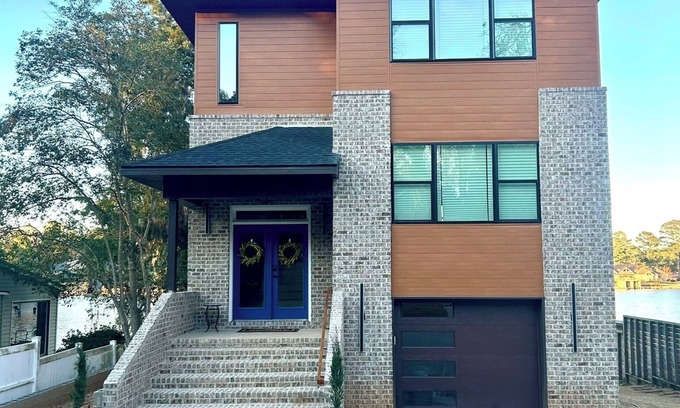 Houston County Maison | Newly Built, Modern Home Sleeps 10 on Houston Lake in beautiful Perry, GA!