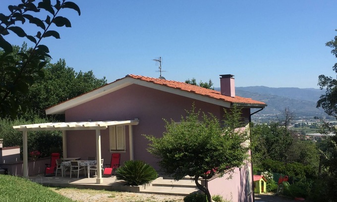 Montecarlo Maison | Villa neuve immergée dans les bois de chênes, de pins et de fraises
