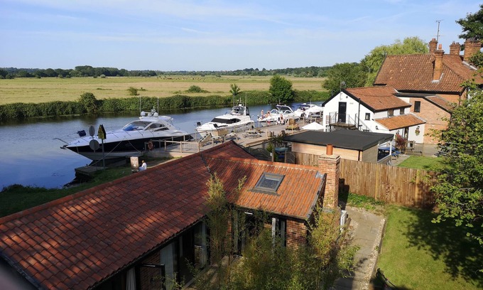 Norwich Maison | Grange récemment convertie dans un emplacement magnifique au bord de la rivière sur les Norfolk Broads