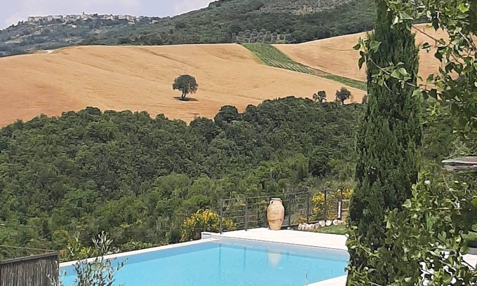 Montecchio Villa | Villa avec piscine privée à débordement avec vue imprenable sur les couchers de soleil.