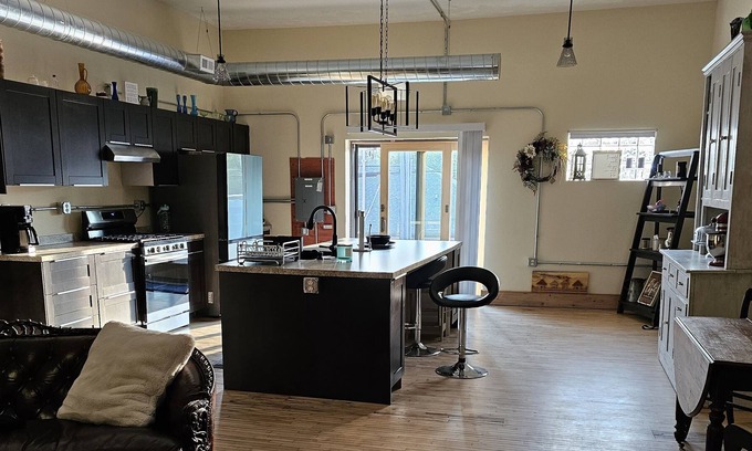 Waupaca Appartement | Newly finished 1 bedroom loft apartment located in downtown Waupaca.
