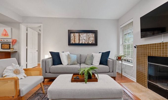 Allandale Copropriété | Newly furnished 2/2 bedroom condo in Centrally-located, delightful Austin