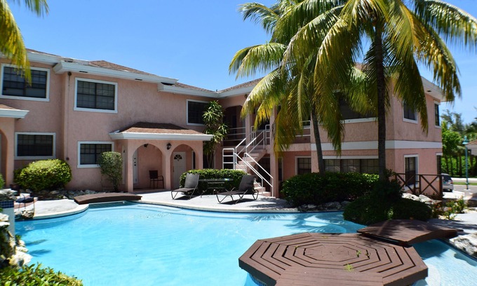 Paradise Island Copropriété | Nouvellement meublé 2 chambres, distance de marche de l'Atlantide!