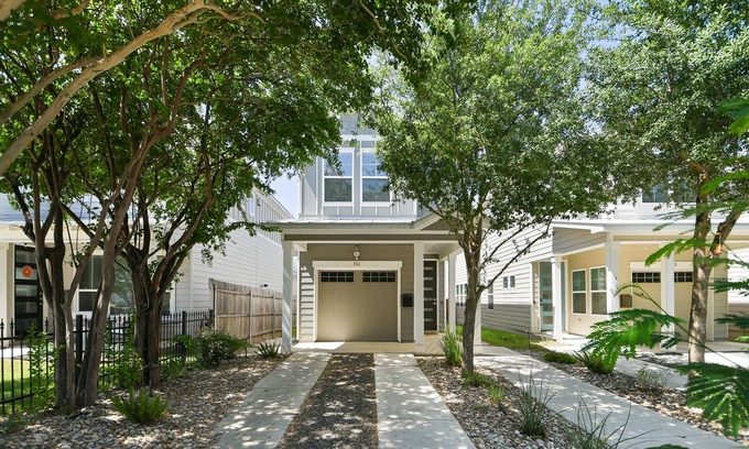 Mahncke Park Maison | Newly furnished near botanical garden/pearl/downtown - & playspace for the kids!