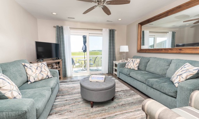 Oceanmarsh Subdivision Copropriété | Newly Listed Immaculate Condo - Distant Ocean Views - Pool and Beach Access