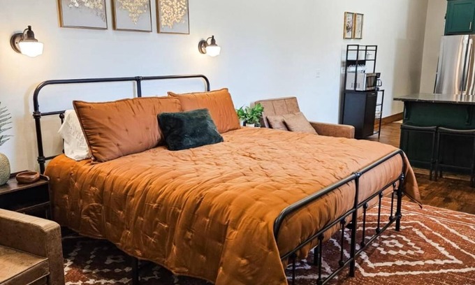 Farmington Appartement | Newly opened stay close to UA!