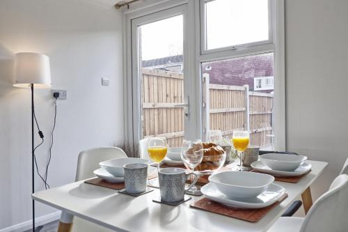 Basildon Maison | Newly Refurbished 3BR House Basildon, Garden, Netflix & Trisport Table