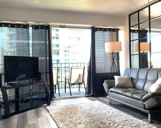 McCully - Moiliili Appartement | NEWLY Remodeled 2 BDRM Queen