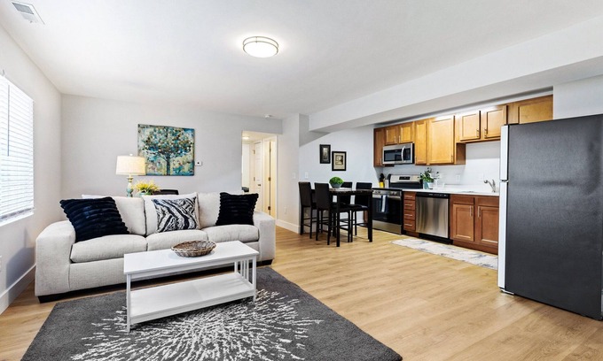 Lawrence Appartement | Newly Remodeled 2BR/1BA Apt - Close To It All!