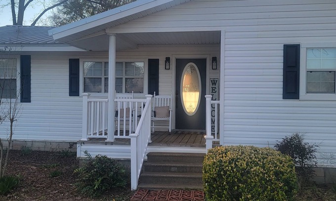 Midland City Maison | Newly remodeled. 5 mi to Dothan shopping. 3 mi to Dothan Airport.