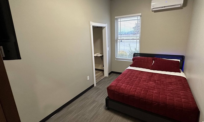 Mattoon Hôtel | Newly Remodeled! B3 - Two Room Suite, King & Queen
