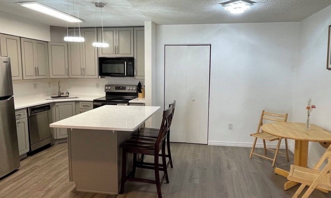 Aurora Copropriété | Newly remodeled 2-bed 2-bath condo for travel professionals and interns