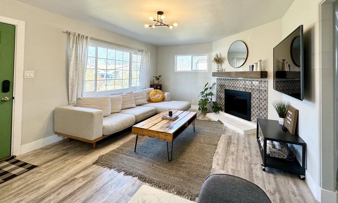 Reno Maison | Newly remodeled home, close to the airport and city attractions. Pet friendly!