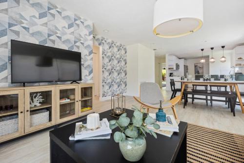 Royal Poinciana Maison | Newly Remodeled House in Miami - 3BR House with Private Yard - 5 Min ride to Hollywood Beach