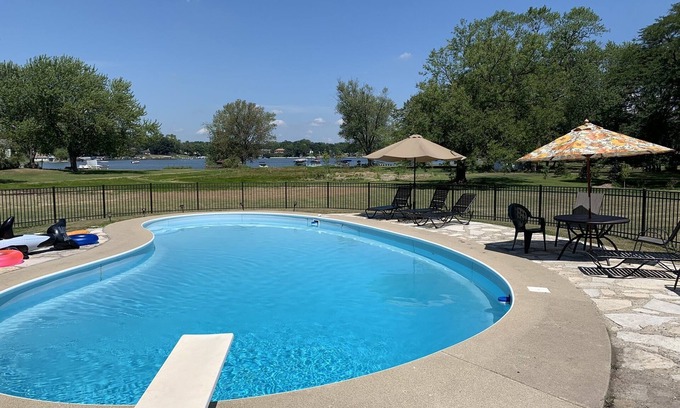 Johnsburg Maison | Newly Remodeled in Pistakee Bay on the Chain O' Lakes
