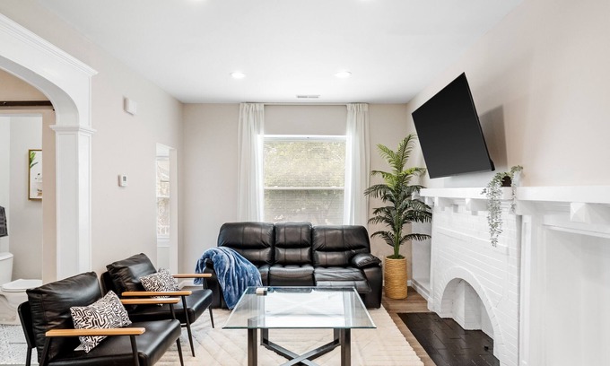 St. Louis Appartement | Newly Remodeled/King Bed Oasis/Wash-U & Clayton