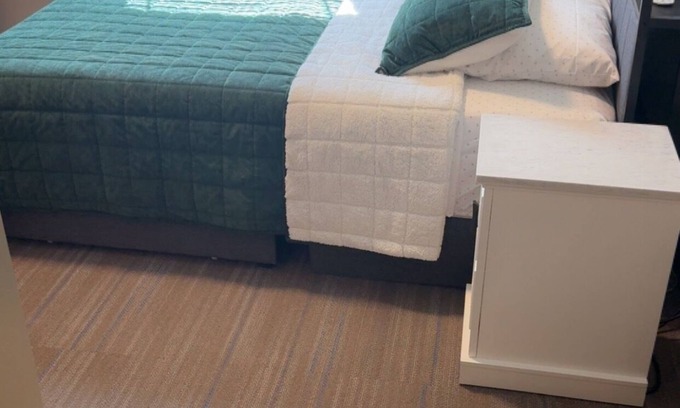 Mattoon Hôtel | Newly Remodeled! - Room A1 - Queen Room Private Bath, Shared Shower (Lockable)