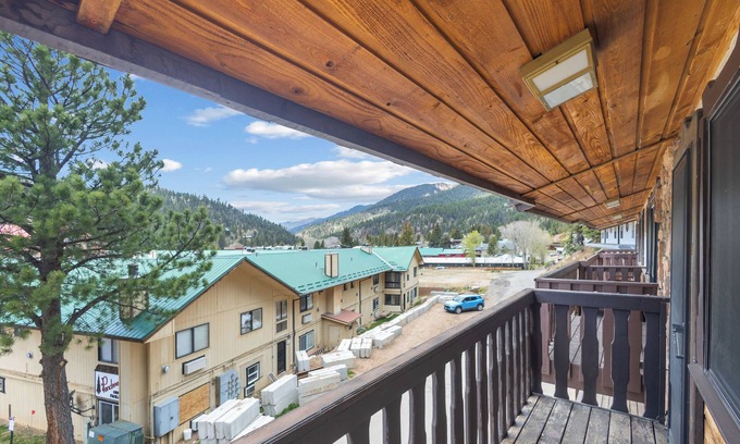 Red River Maison | Newly remodeled "Slope View Retreat", In Town, Mountain Views, WIFI