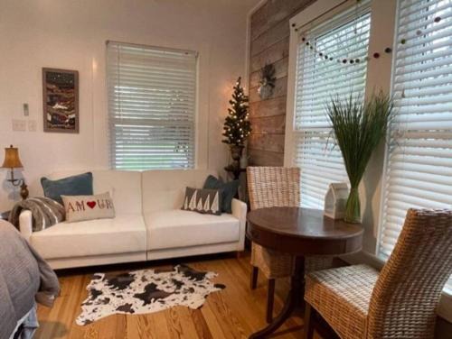 Brenham Maison | Newly remodeled studio near downtown Brenham