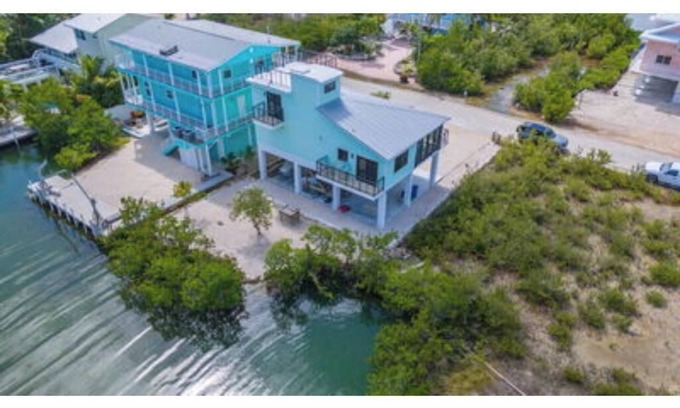 Cutthroat Harbor Estates Maison | Newly Remodeled Beautiful 3 Bedroom 2 Bath Canal Front Home