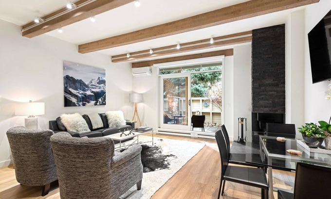 Downtown Copropriété | Newly Remodeled with Perfect Downtown Location & A/C! Walk to anywhere in town.