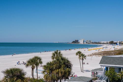 Belle Vista Appartement | NEWLY Reno Beach Condo The beach is your backyard