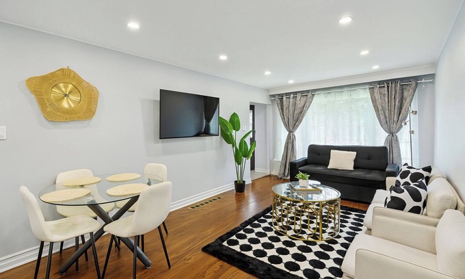 Jane and Finch Lit Et Petit-Déjeuner | Newly Reno’d 3BR Bungalow w/Backyard Volleyball Set—Near TTC & Rogers Stadium!