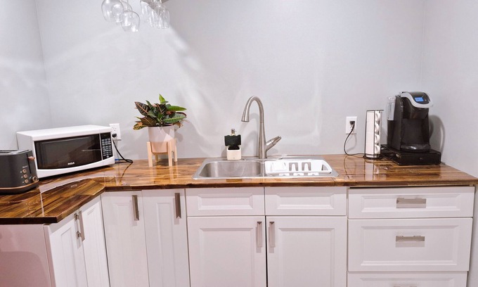 Grand Bay-Westfield Maison | Newly Renovated Basement Travellers Suiten