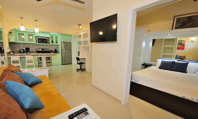 Buenos Aires Copropriété | Newly Renovated Condo One Block From Beach