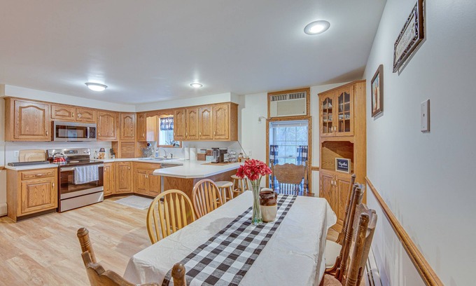 Mount Pleasant Mills Maison | Hunter’s Dutch Country Paradise on 60-Acre Farm!