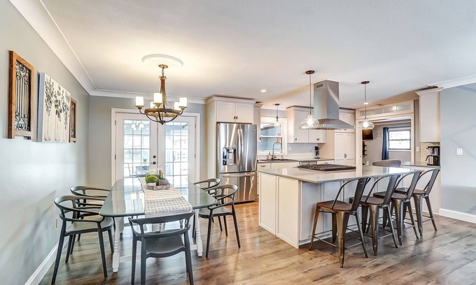 Bowling Green Maison | Newly Renovated, 1 block from BGSU, spacious and comfortable