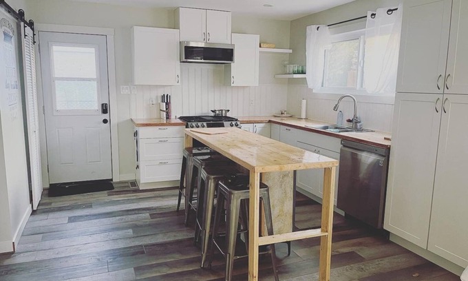 Northwest Edmonton Maison | Newly renovated 2-bedroom house close to NAIT and downtown.