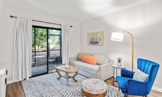 Windsor Forest Copropriété | Newly Renovated 2bd/2ba Condo * Pool * 30+ day stays * Nautical Nest*