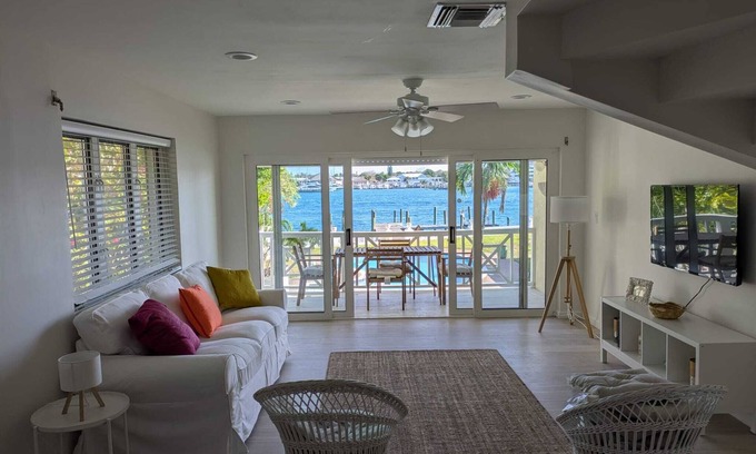 Paradise Island Appartement | Newly renovated 2BR Oceanfront apartment; walk to Atlantis & Cabbage Beach!!!