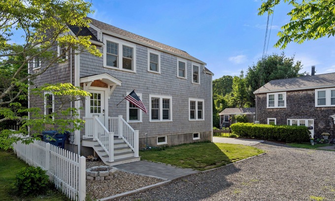 Rockport Maison | Newly Renovated 2BR Rockport Home w/ parking Steps to Back Beach+Bearskin Neck!