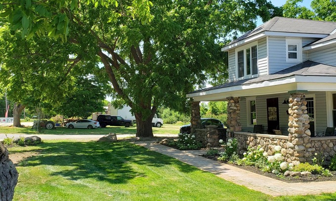 Beamsville Maison | Newly renovated, 3 bedroom with ensuites, in vineyard farm house. Spacious.
