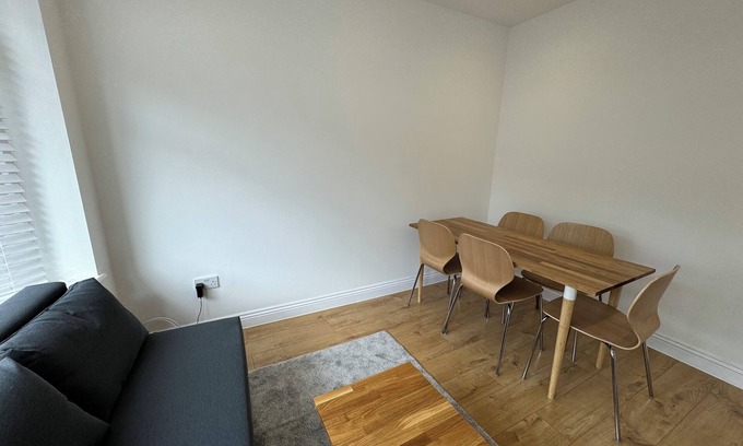 Custom House Appartement | Newly Renovated 4BD Home, 11 Mins to ExCel London!
