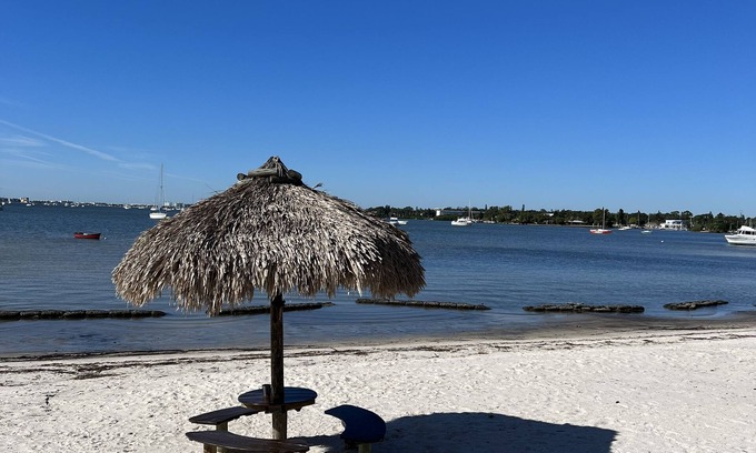 Bayview Copropriété | Newly renovated condo in gated community. Private beach 2 heated pools, hot tub